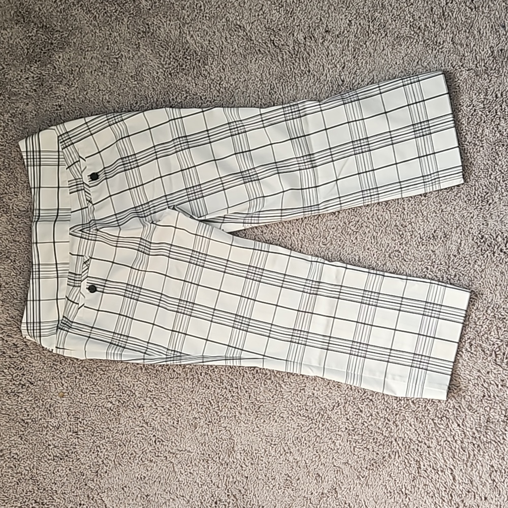 Express Black and white Capri size 6